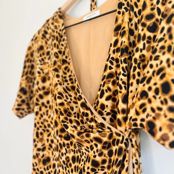 Aritizia Babaton Wallace Leopard Print Knee-Length V-Neck Wrap Dress Size M - Picture 3 of 9